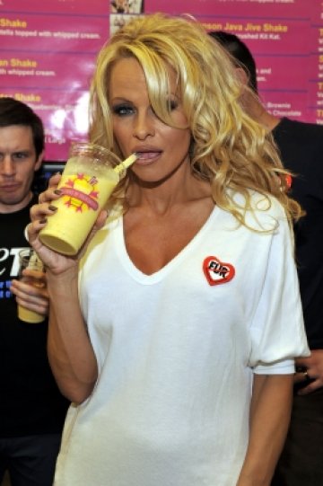 Тя пък си пие шейка... Снимка: Getty Images/ Guliver