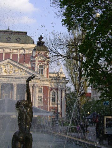 София е град, който също заслужава да бъде сниман. Снимка: Tialoto.bg