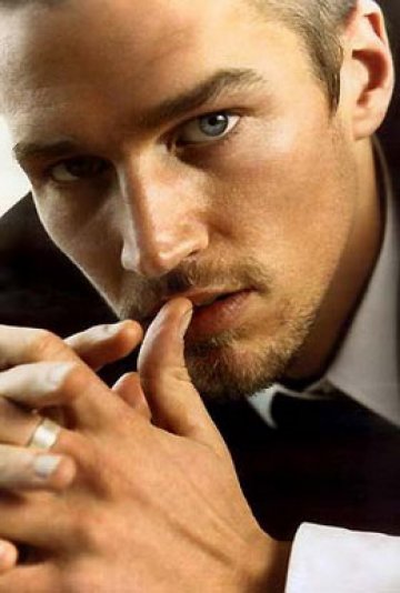 Тайнствен поглед. Тайнствен мъж. Снимка: Fashion