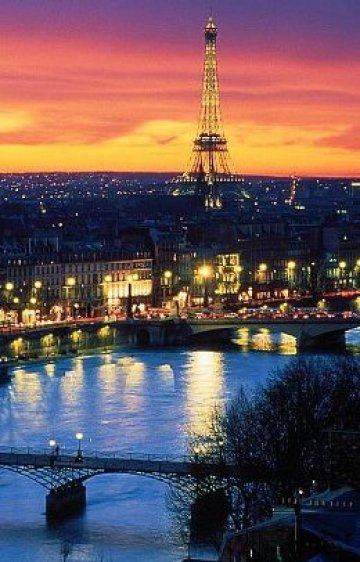 Айфеловата кула във вечерния си облик. Снимка: Travel