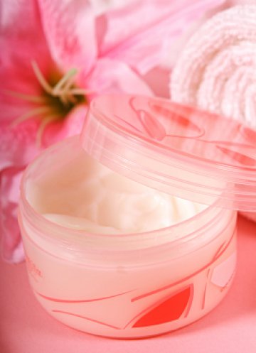 Втриване на масажни кремове е един от вариантите против стрии. Снимка: Dreamstime