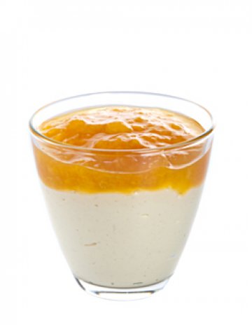 Крем с кайсии и мляко се оказа полезен и за кожата, не само за доброто настроение. Снимка: Dreamstime