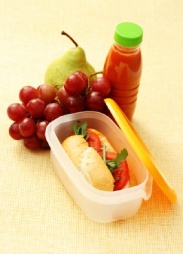 А сандвичите е най-добре да си ги направите вкъщи, за по-сигурно. Снимки: Dreamstime