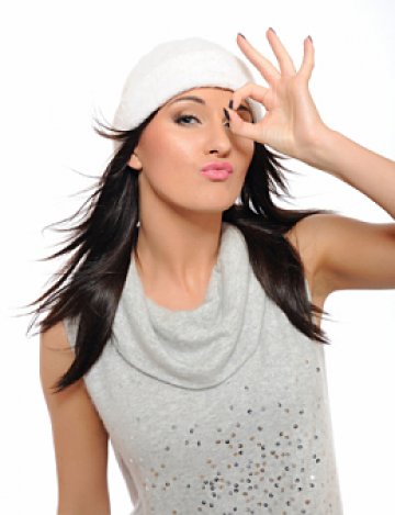 Дори под шапката косата трябва да е здрава и блестяща. Снимка: Dreamstime