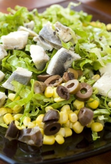 Зелена салата с риба и синьо сирене