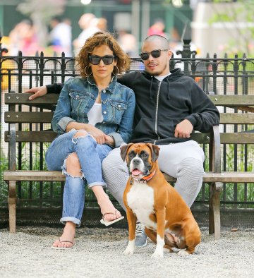 Дженифър Лопес, Каспър Смарт и кучето им; Снимка: Splash News