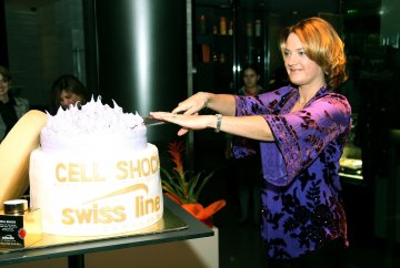 Лаура Никълсън, международнияt трейнър на бранда разрязва тортата. Снимка: Swiss LIne