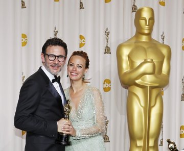 Снимка: Reuters
Мишел Азанависиюс e щастлив с "Оскар"-а си за най-добър режисьор