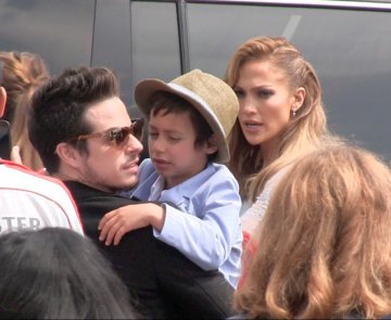 Каспър носи сина на Джей Ло - Макс; Снимка: Splash News