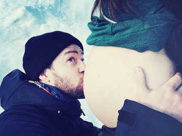 Джъстин Тимбърлейк целува корема на бременната Джесика Бийл; Снимкa:Instagram