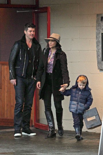 Робин, Пола и синът им; Снимка: Splash News