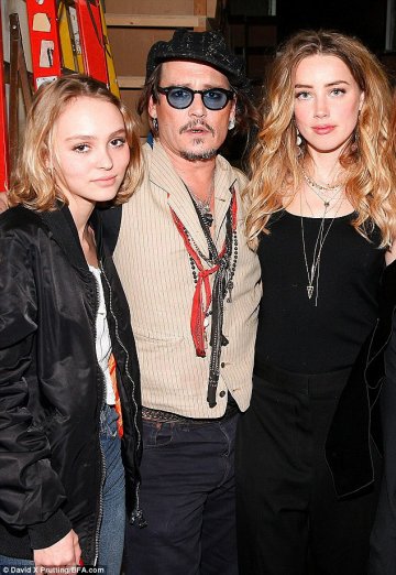 Джони с Амбър и дъщеря си Лили Роуз; Снимка: dailymail.co.uk