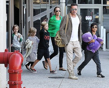 Анджелина и част от децата ѝ с Брад; Снимка: Splash News