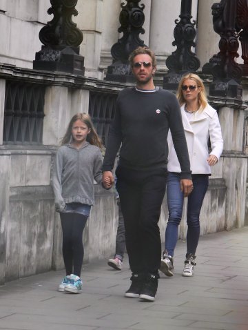 Крис, Гуинет и дъщеря им; Снимка: Splash News