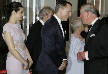 Даниел Крейг приема поздравленията на принц Чарлз; Снимка: Reuters 