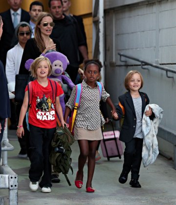 Анджи с децата на пазар в Сидни. Снимка: Splash news