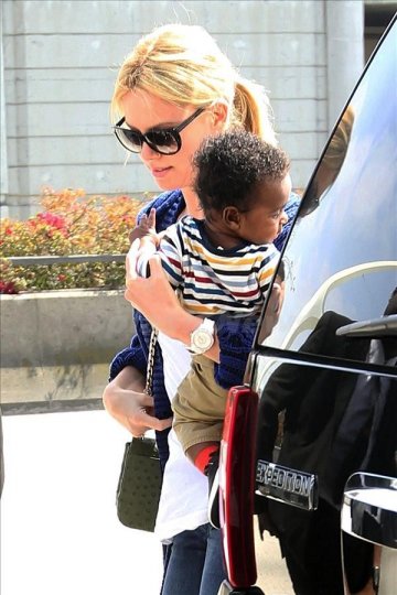 Чарлийз Терон и осиновеният ѝ син; Снимка: Splash