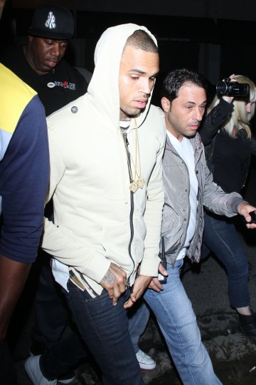 Крис напуска нощния клуб, където е забелязан да флиртува със сервитьорката. Снимка: Splash news