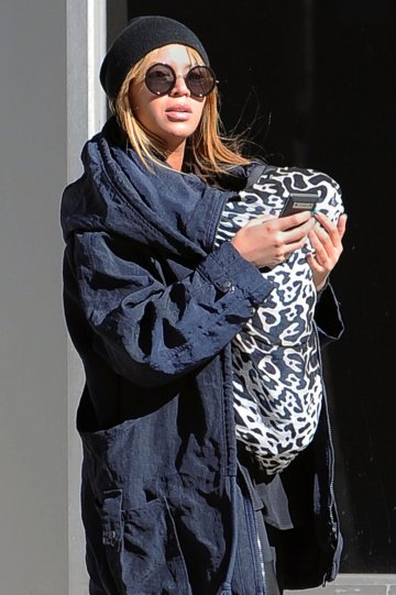 Снимка: Splash news
Гордата майка не изпуска от поглед малката Блу Айви 