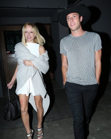 Памела и мистериозният мъж; Снимка: Splash News