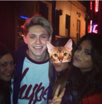 Найл и Селена позират в компанията на своя фенка; Снимка: Twitter