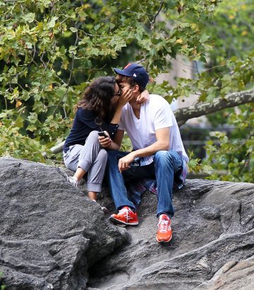 Мила и Аштън се целуват страстно; Снимка: Splash news