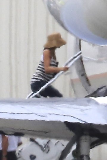 Дженифър се качва на самолета; Снимка: Splash News