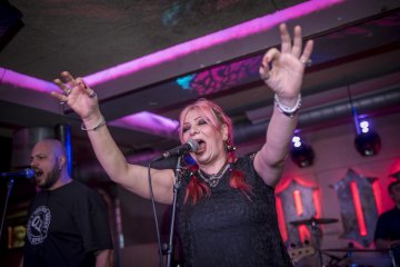 Милена иска дървена къща на язовир за своя юбилей