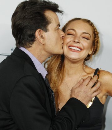 Чарли показва приятелските си чувства към Линдзи на премиерата на филма им. Снимка; Reuters