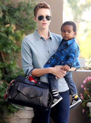 Чарлиз Терон и Джаксън; Снимка: Splash News