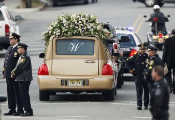 Снимка: Reuters
Колата, която превозваше ковчега на Уитни Хюстън