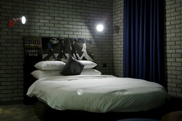 Много работа - пуста спалня. Снимка: Reuters