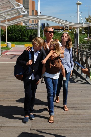 Ума с трите си деца; Снимка; Splash News