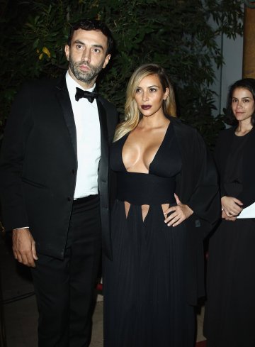 Ким с дизайнера Рикардо Тиши; Снимка; Getty Images