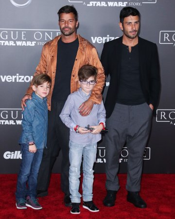 Рики с годеника си и с двамата си сина; Снимка: splashnews.com