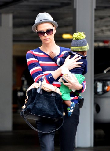 Чарлийз и синът ѝ Джаксън; Снимка: Splash News