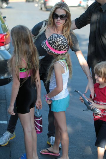 Денис с дъщеря си Лола и с един от синовете на Чарли; Снимка: Splash News