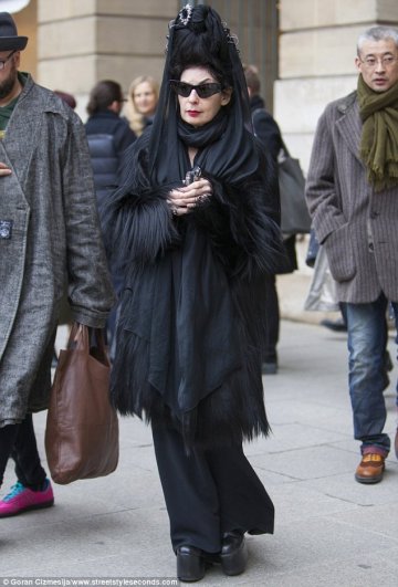Даян Пернет с прочутото си скандално палто от горила. Снимка:  Street Style Second