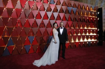 Мел Гибсън с Розалинда Рос на червения килим. Снимка: Reuters