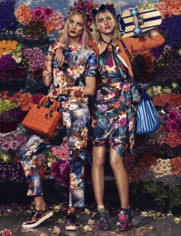 Снимка:сп. W ; Патриция ван дер Вилет (Patricia van der Vliet ) и Емили Бейкър (Emily Baker)