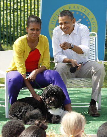 Барак и Мишел Обама заедно с тяхното куче Бо; Снимка: Reuters