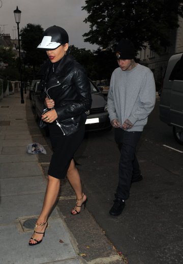 Рита Ора и Рики Хил излизат от заведение в Лондон; Снимка: Splash news