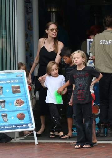 Анджи и три от децата ѝ; Снимка: Splash News