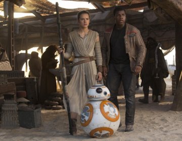 Дейзи Ридли и Джон Бойега в кадър от "Междузвездни войни". Снимка: Форум Филм