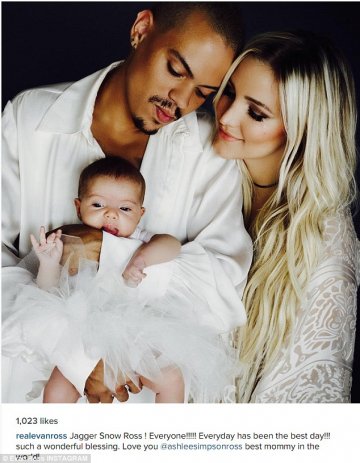 Евън, Ашли и дъщеря им; Снимка: Instagram