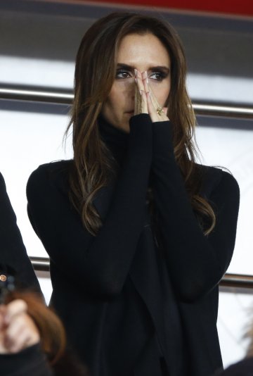 Вики се моли по време на мач на съпруга ѝ Дейвид. Снимка: Reuters