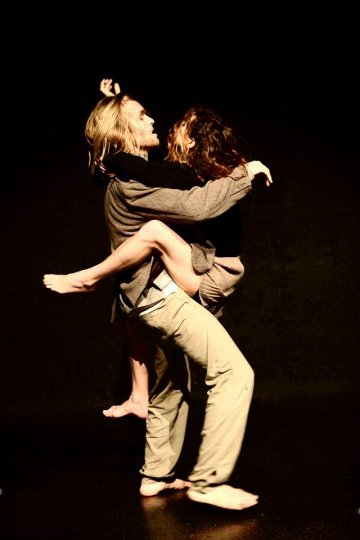 Телата общуват чрез танца