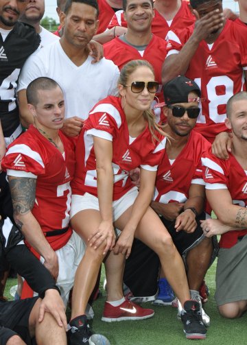 Джей Ло в обятията на Каспър. Снимка: Splash news