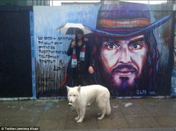 Ръсел с кучето на сегашната си половинка. Снимка: Twitter