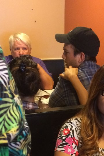 Мила и Аштън в мексикански ресторант; Снимка: Splash News